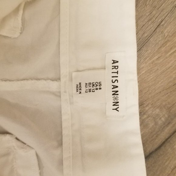 White Shorts with Embroidery - Picture 5 of 8
